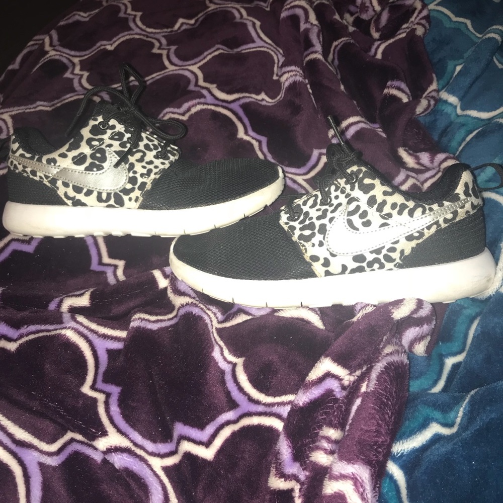 Nike cheetah print tennis shoes